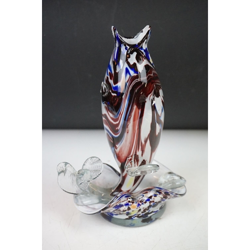 96 - 9 items of 20th century glassware to include a red Murano 'splash' dish (25.5cm wide), glass fish as... 