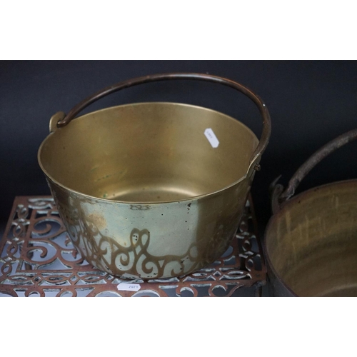 318 - A collection of mixed brass and copper ware to include two brass preserve pans, two copper jugs and ... 