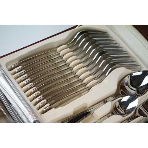 319 - A Prima 'Catherine' cutlery set within diplomat case.