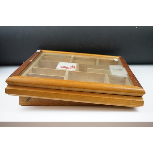 321 - A Willem II dutch cigar counter top display box with hinged glass lid.