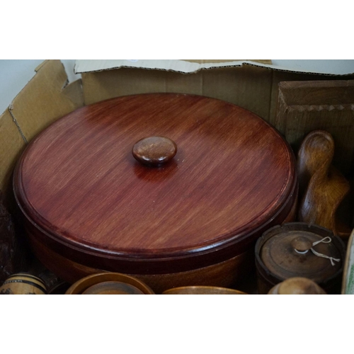 338 - A collection of mixed treen to include a fruit bowl, boxes, storage jars, plaques....etc.