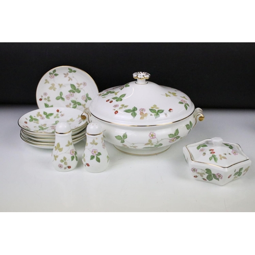 106 - Wedgwood 'Wild Strawberry' pattern tea & dinner ware, pattern no. R 4406, to include teapot & cover,... 