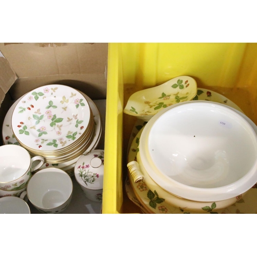 106 - Wedgwood 'Wild Strawberry' pattern tea & dinner ware, pattern no. R 4406, to include teapot & cover,... 