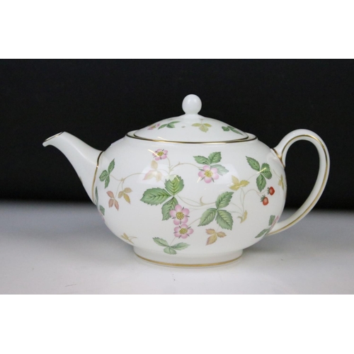 106 - Wedgwood 'Wild Strawberry' pattern tea & dinner ware, pattern no. R 4406, to include teapot & cover,... 