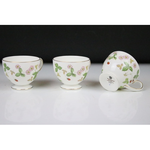 106 - Wedgwood 'Wild Strawberry' pattern tea & dinner ware, pattern no. R 4406, to include teapot & cover,... 