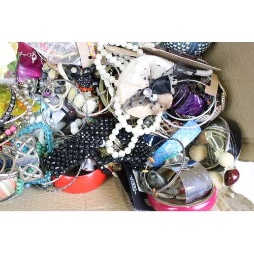 276 - A large collection of mainly contemporary costume jewellery to include necklaces, bracelets.....etc.