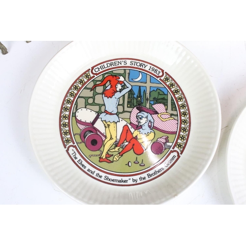 282 - A small box of mixed collectables to include a set of six Wedgwood children stories collectors plate... 