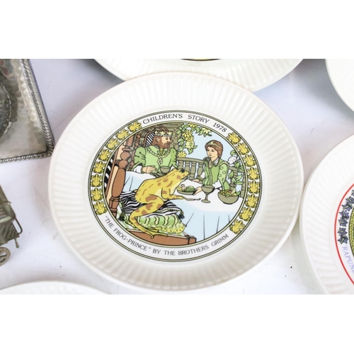 282 - A small box of mixed collectables to include a set of six Wedgwood children stories collectors plate... 