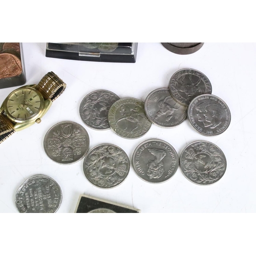 283 - A small group of mixed collectables to include coins, tokens, commemorative crowns and a vintage Tis... 