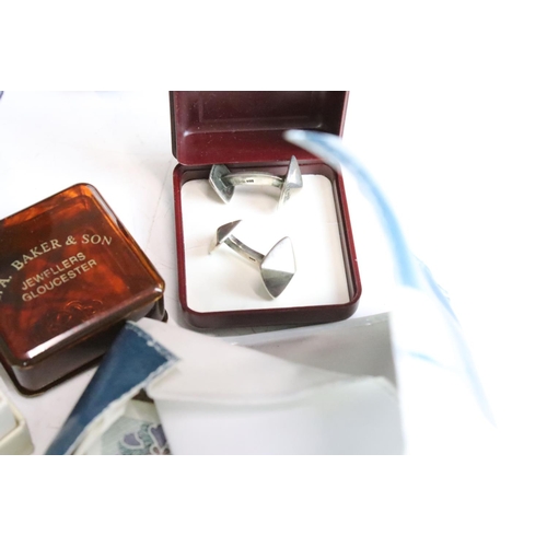 289 - A small box of mixed collectables to include vintage costume jewellery, a small quantity of 9ct gold... 