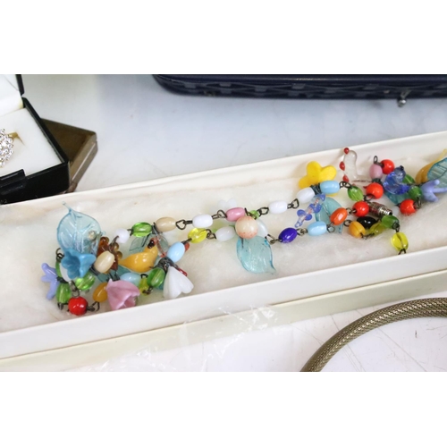 289 - A small box of mixed collectables to include vintage costume jewellery, a small quantity of 9ct gold... 