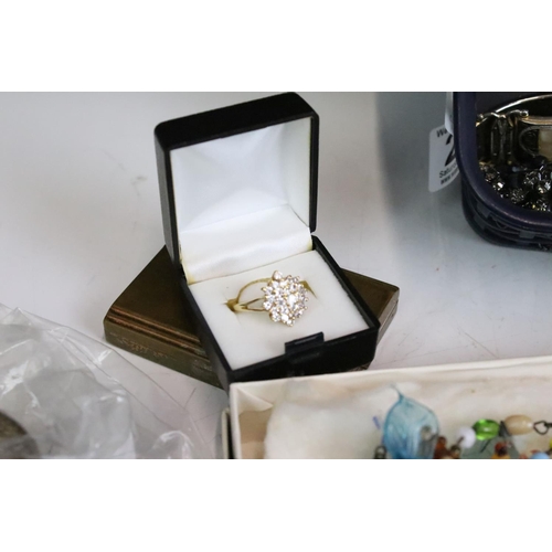 289 - A small box of mixed collectables to include vintage costume jewellery, a small quantity of 9ct gold... 