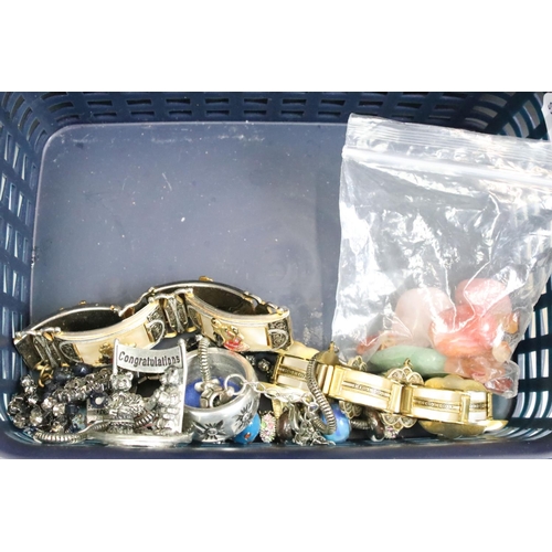 289 - A small box of mixed collectables to include vintage costume jewellery, a small quantity of 9ct gold... 