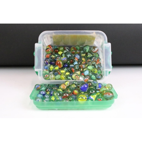 303 - A mixed collection of marbles to include various sizes and colours.