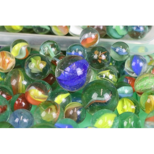 303 - A mixed collection of marbles to include various sizes and colours.