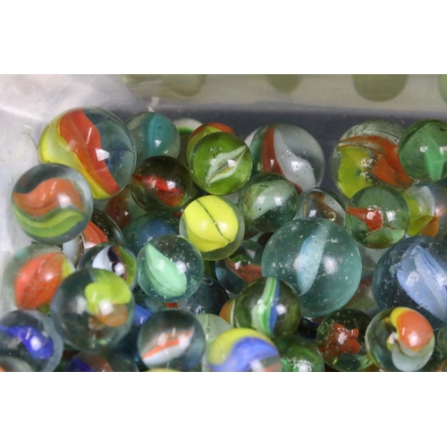 303 - A mixed collection of marbles to include various sizes and colours.