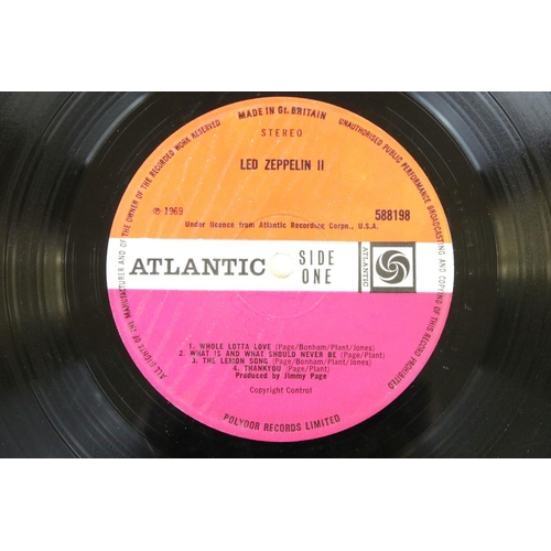 107 - Vinyl - Led Zeppelin II LP on Atlantic Records 588198. UK 2nd pressing on red / maroon labels with A... 