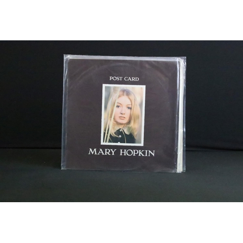 187 - Vinyl - 31 LPs by female artists to include Marianne Faithful x 2, Mary Hopkin (2 on Apple), Jackie ... 