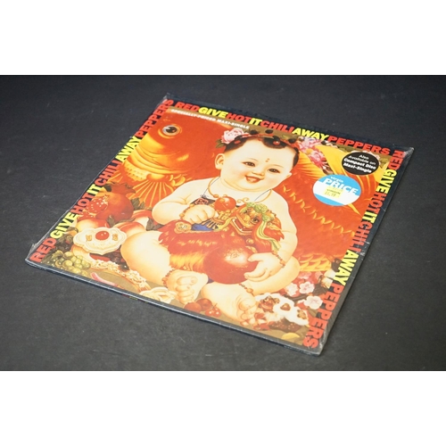 580 - Vinyl - Red Hot Chili Peppers What Hits? LP on EMI (0777 7 94762 1 3) Vg, along with a sealed Give I... 