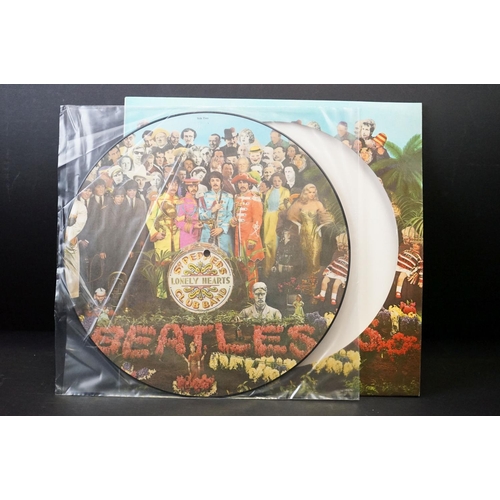 377 - Vinyl - 3 pictured / colour pressings of The Beatles Sgt Pepper to include Australian red vinyl, Can... 