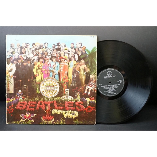 378 - Vinyl - 8 foreign pressings of The Beatles Sgt Pepper including France, Germany, Greece, Singapore. ... 