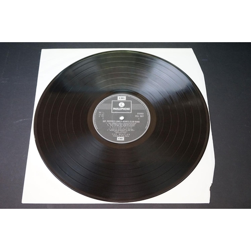 378 - Vinyl - 8 foreign pressings of The Beatles Sgt Pepper including France, Germany, Greece, Singapore. ... 