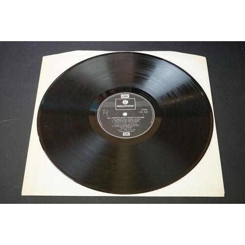 378 - Vinyl - 8 foreign pressings of The Beatles Sgt Pepper including France, Germany, Greece, Singapore. ... 