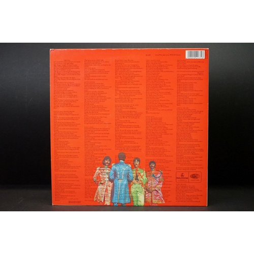 382 - Vinyl - 5 stereo copies of The Beatles Sgt Pepper (PCS 7027).  All rereleased with two boxed EMI sil... 