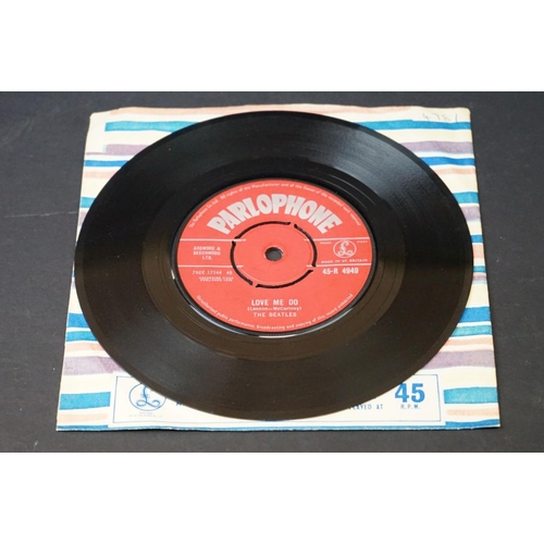 81 - Vinyl - The Beatles Love Me Do (45-R 4949) 1G 1O mother matrices, ZT tax code, vinyl has many light ... 