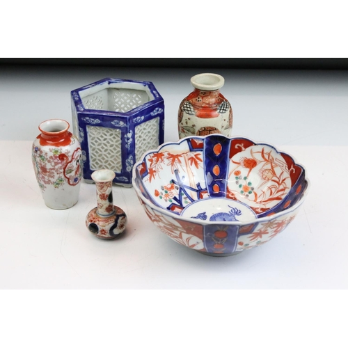 84 - Collection of five pieces of Oriental ceramics, comprising: an Imari pattern bowl of lobed form, cen... 