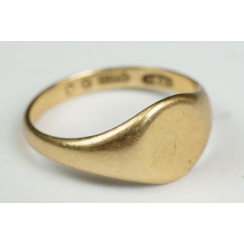 213 - A Small collection of 9ct gold jewellery to include a signet ring, tie pin and a wedding band.