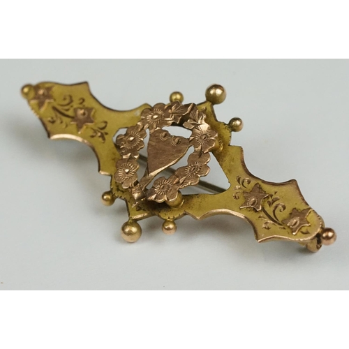 215 - An early 20th century fully hallmarked 9ct gold ladies brooch, assay marked for Chester and dated fo... 