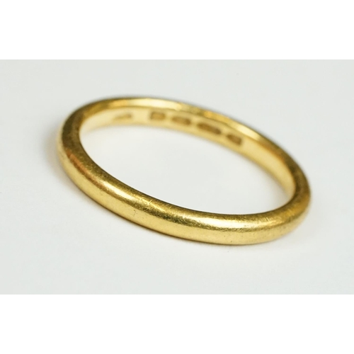 217 - A fully hallmarked 22ct gold wedding band.