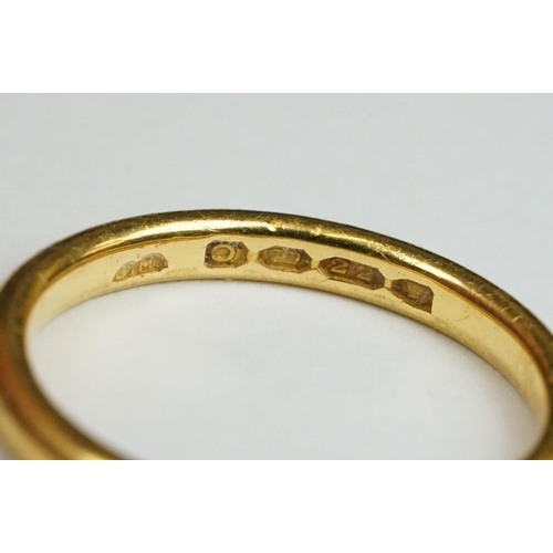 217 - A fully hallmarked 22ct gold wedding band.