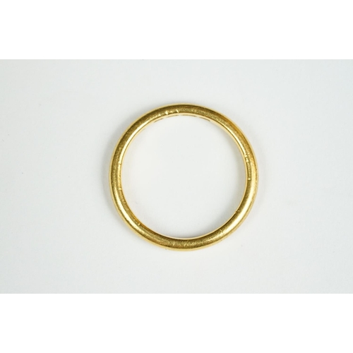 217 - A fully hallmarked 22ct gold wedding band.