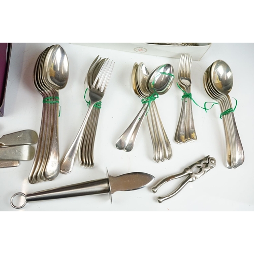 251 - A collection of mixed silver plated cutlery / flatware to include Mappin & Webb examples together wi... 