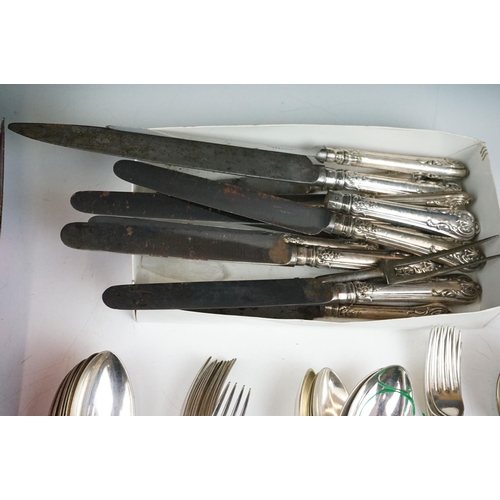 251 - A collection of mixed silver plated cutlery / flatware to include Mappin & Webb examples together wi... 