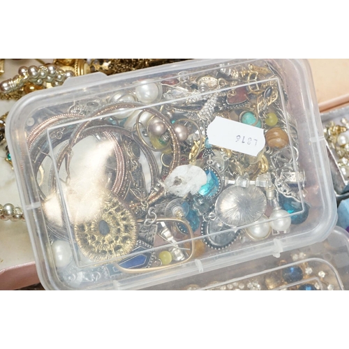 256 - A collection of mainly contemporary costume jewellery to include earring, necklaces, bracelets....et... 