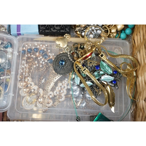 256 - A collection of mainly contemporary costume jewellery to include earring, necklaces, bracelets....et... 