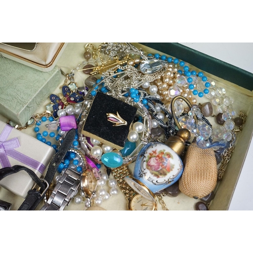 274 - A small collection of mainly vintage costume jewellery together with wristwatches and a cased Sheaff... 