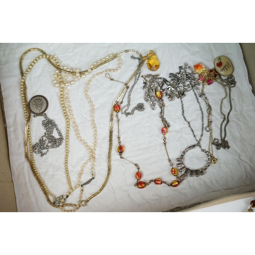 279 - A collection of vintage ladies jewellery to include beaded necklaces and brooches.