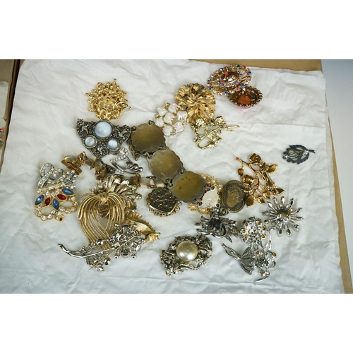 279 - A collection of vintage ladies jewellery to include beaded necklaces and brooches.