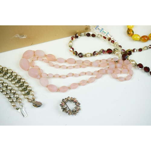 279 - A collection of vintage ladies jewellery to include beaded necklaces and brooches.