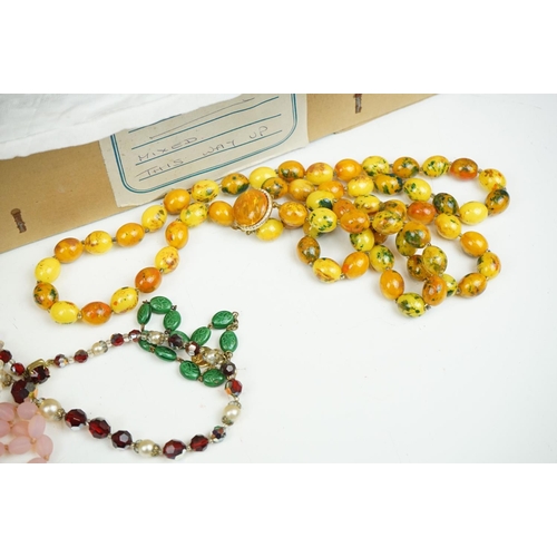 279 - A collection of vintage ladies jewellery to include beaded necklaces and brooches.