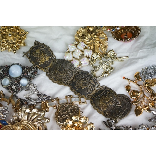 279 - A collection of vintage ladies jewellery to include beaded necklaces and brooches.