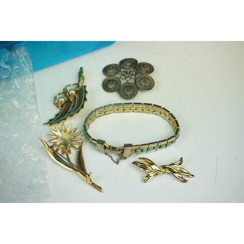 286 - A small collection of vintage and contemporary costume jewellery.