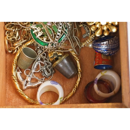 289 - Box of mixed items including silver jewellery