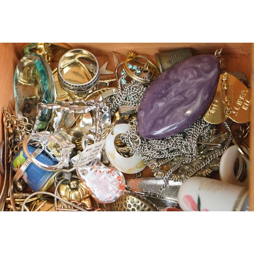 289 - Box of mixed items including silver jewellery