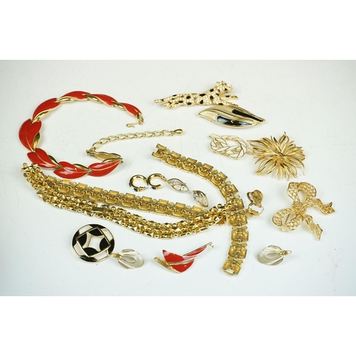 302 - A collection of contemporary gold tone costume jewellery to include brooches, necklaces and earrings... 