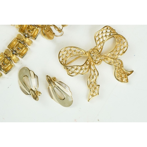 302 - A collection of contemporary gold tone costume jewellery to include brooches, necklaces and earrings... 